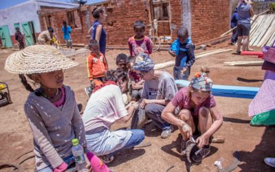 Immersion solidaire à Antsirabe (Madagascar) : construire une aire de jeux en matériaux recyclés
