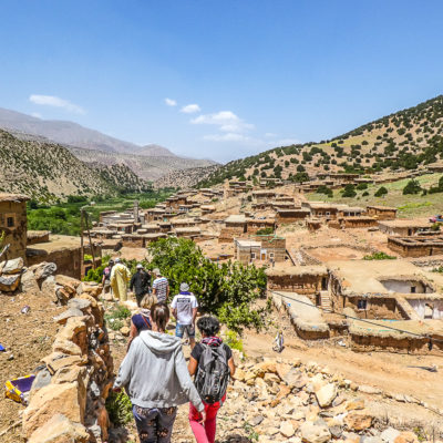 Maroc - R'bat, les jeunes marchent village